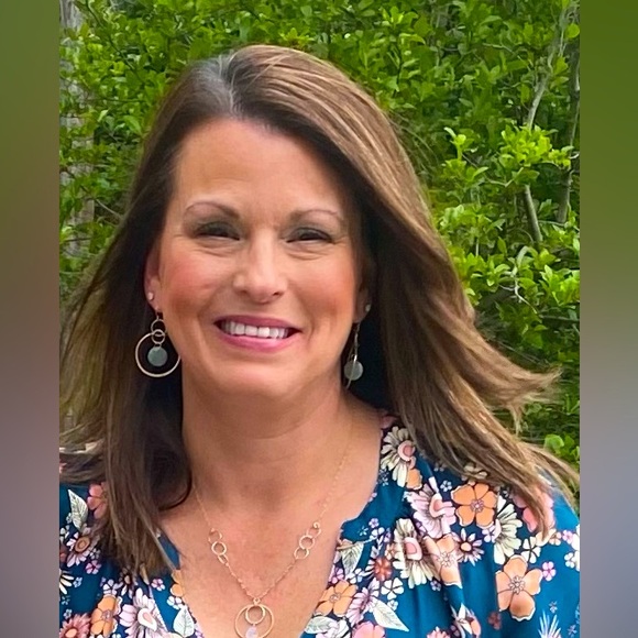 Meet your Posher, Lisa - Picture 1 of 3